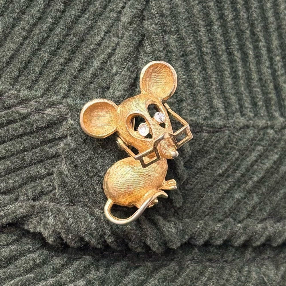 Vintage Avon Mouse Brooch with Articulated Glasses Gold Tone Whimsical - Picture 3 of 14